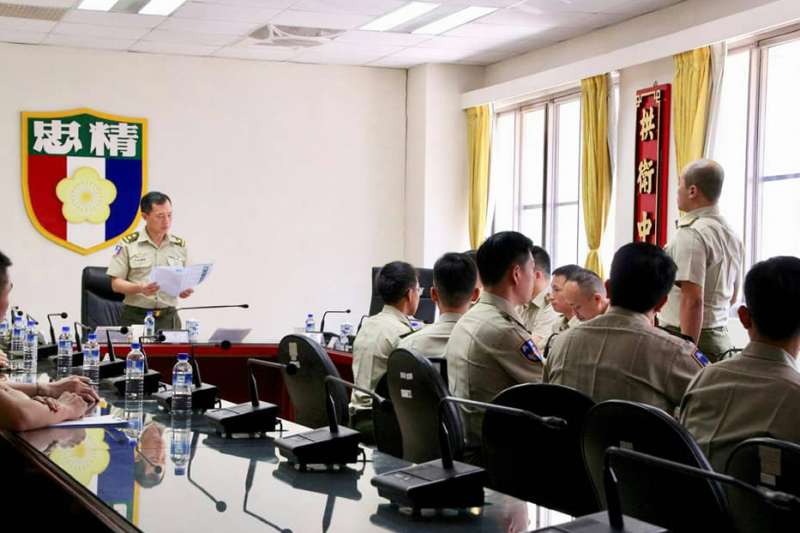 20190724-警衛大隊是總統維安重要的人力來源之一,這個單位也是過去名聞遐邇的「精忠衛隊」。圖為憲兵指揮官鍾樹明中將日前前往警衛大隊視導,鍾的出現也代表這個單位隸屬於國防部憲兵指揮部,而非國安局。(取自憲兵指揮部臉書) 20190724-警衛大隊是總統維安重要的人力來源之一,這個單位也是過去名聞遐邇的「精忠衛隊」。圖為憲兵指揮官鍾樹明中將日前前往警衛大隊視導,鍾的出現也代表這個單位隸屬於國防部憲兵指揮部,而非國安局。(取自憲兵指揮部臉書)