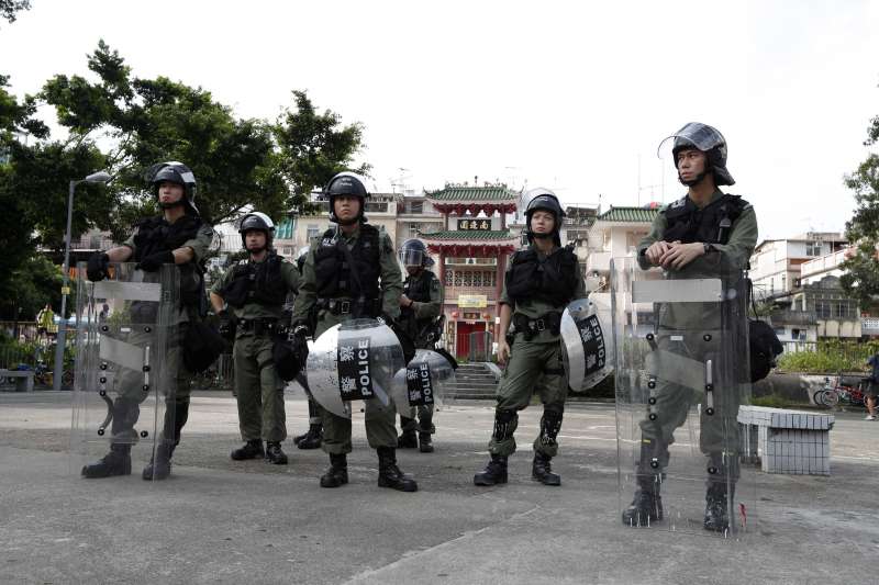 2019年7月27日,香港「反送中」運動,市民發起「光復元朗」遊行,警方嚴密監控(AP) 2019年7月27日,香港「反送中」運動,市民發起「光復元朗」遊行,警方嚴密監控(AP)