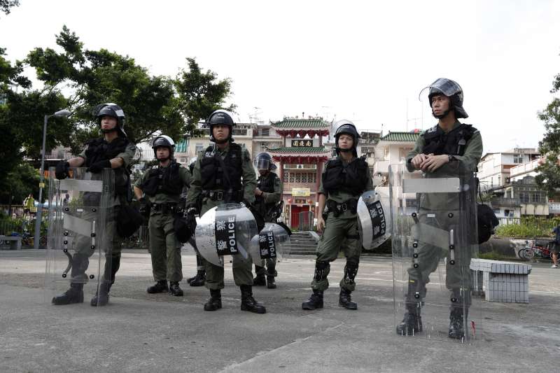 2019年7月27日，香港「反送中」運動，市民發起「光復元朗」遊行，警方嚴密監控（AP）