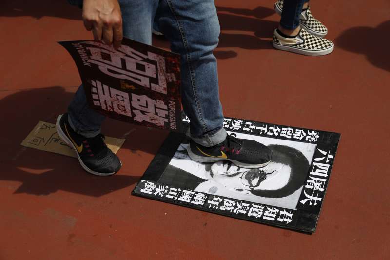 2019年7月27日,香港「反送中」運動,市民發起「光復元朗」遊行,踐踏不久前死亡的「六四屠夫」李鵬海報(AP) 2019年7月27日,香港「反送中」運動,市民發起「光復元朗」遊行,踐踏不久前死亡的「六四屠夫」李鵬海報(AP)