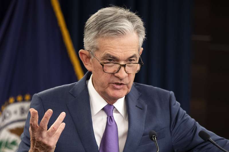 美國聯準會主席鮑威爾31日宣布降息一碼,美股反而瞬間下跌。(AP) 美國聯準會主席鮑威爾31日宣布降息一碼,美股反而瞬間下跌。(AP)