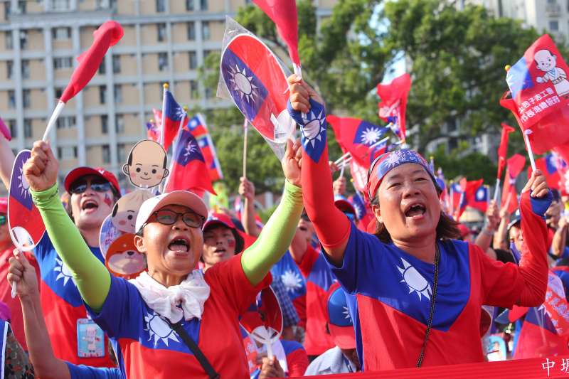 20190803-國民黨總統參選人韓國瑜3日於桃園中壢興仁公園舉行造勢活動，現場韓粉熱情高呼口號及揮舞國旗。（顏麟宇攝）