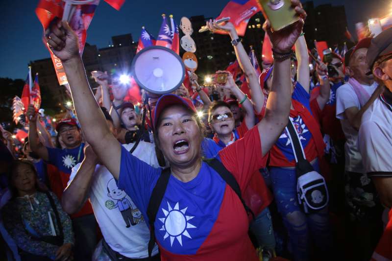 20190803-國民黨總統參選人韓國瑜3日於桃園中壢興仁公園舉行造勢活動，現場韓粉熱情高歌。（顏麟宇攝）