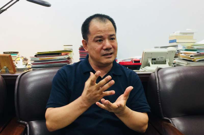 市圖館長潘政儀一路走來從中見識到韓國瑜懂 書功力,直呼韓不是草包而是內容紥實的肉包。(圖/徐炳文攝) 市圖館長潘政儀一路走來從中見識到韓國瑜懂 書功力,直呼韓不是草包而是內容紥實的肉包。(圖/徐炳文攝)