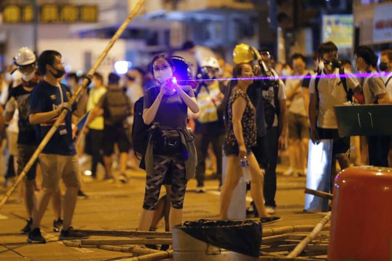 香港的「反送中」抗爭經常有民眾以雷射筆照射警方。（美聯社）