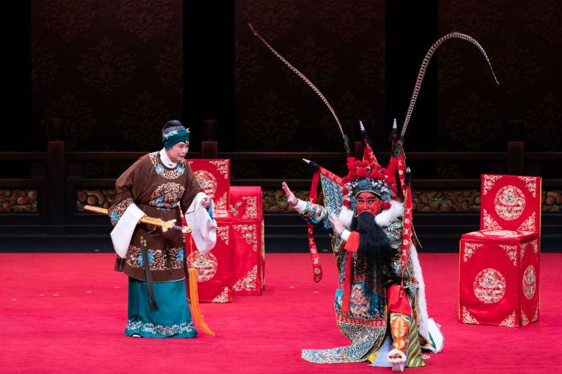 《斬經堂》唐文華飾吳漢(右)、羅慎貞飾吳母(左)。(作者提供) 《斬經堂》唐文華飾吳漢(右)、羅慎貞飾吳母(左)。(作者提供)