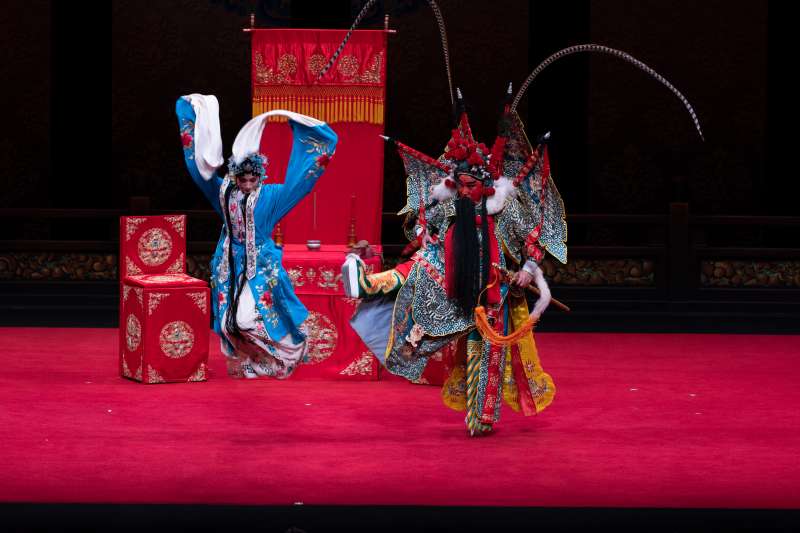唐文華扮演的吳漢臉譜呈暗紅色,造型鮮明、嗓音渾厚。(作者提供) 唐文華扮演的吳漢臉譜呈暗紅色,造型鮮明、嗓音渾厚。(作者提供)