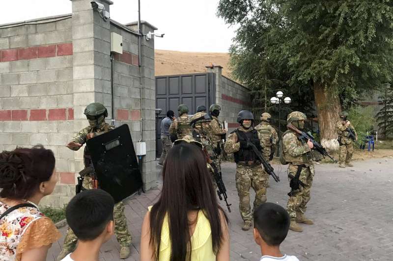 吉爾吉斯的特種部隊7日下午首次攻進前總統阿坦巴耶夫的宅邸,這場逮捕行動最後以失敗收場。(美聯社) 吉爾吉斯的特種部隊7日下午首次攻進前總統阿坦巴耶夫的宅邸,這場逮捕行動最後以失敗收場。(美聯社)