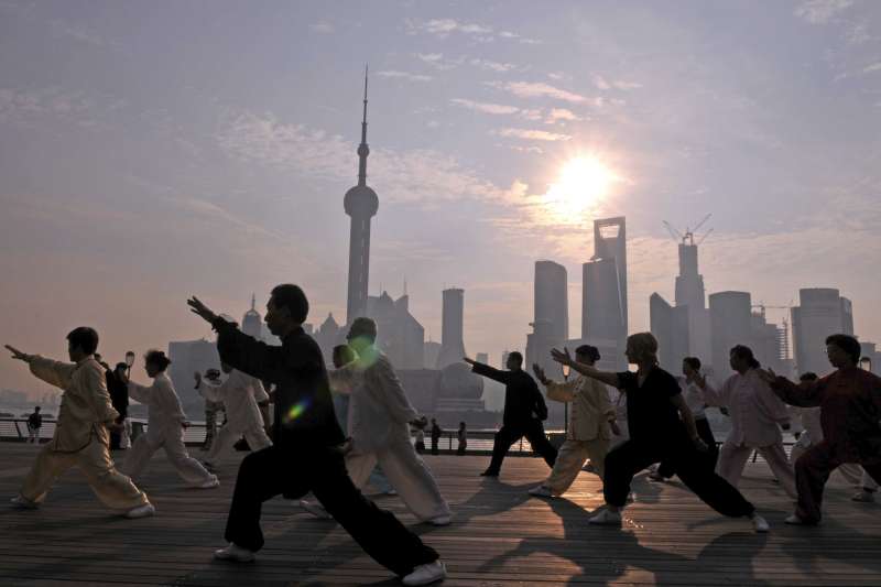 2012年10月3日清晨,上海市黃浦區外灘紀念塔太極拳輔導站的太極愛好者與遊客,在上海外灘陳毅廣場練習太極拳,強身健體,享受長假。(新華社) 2012年10月3日清晨,上海市黃浦區外灘紀念塔太極拳輔導站的太極愛好者與遊客,在上海外灘陳毅廣場練習太極拳,強身健體,享受長假。(新華社)