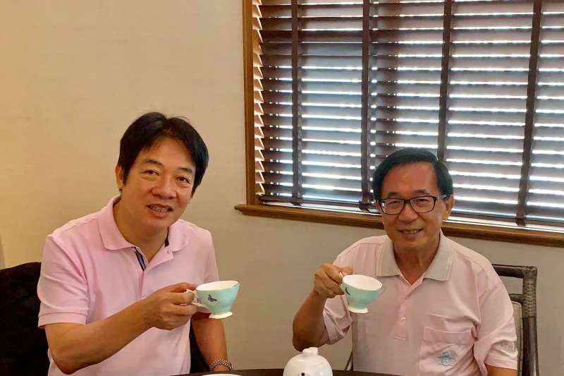 20190811-前總統陳水扁(右)11日在故鄉台南,與日前剛返國的前行政院長賴清德(左)會面,兩人不約而同都穿著粉紅色POLO衫,舉杯合影留念。(取自YonGe Chen臉書) 20190811-前總統陳水扁(右)11日在故鄉台南,與日前剛返國的前行政院長賴清德(左)會面,兩人不約而同都穿著粉紅色POLO衫,舉杯合影留念。(取自YonGe Chen臉書)