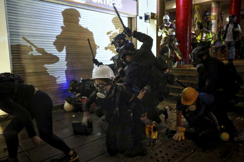 香港反送中示威越演越烈,警方執法引發爭議。(AP) 香港反送中示威越演越烈,警方執法引發爭議。(AP)