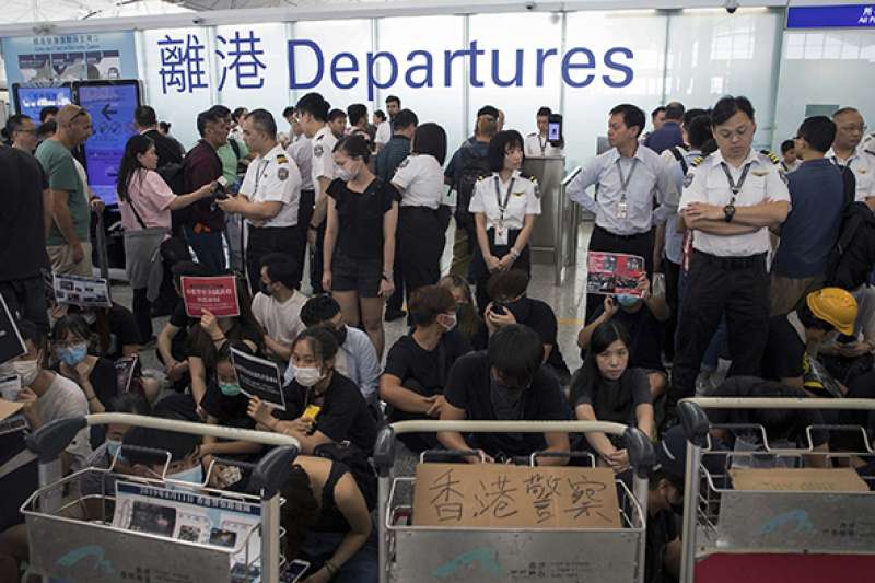 2019年8月13日,「反送中」示威者讓香港機場癱瘓。(美聯社) 2019年8月13日,「反送中」示威者讓香港機場癱瘓。(美聯社)