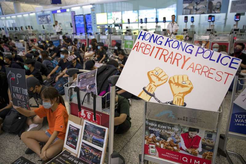抗議「反送中」與「爆眼少女」的群眾連續第二天現身香港國際機場,癱瘓離境大廳。(美聯社) 抗議「反送中」與「爆眼少女」的群眾連續第二天現身香港國際機場,癱瘓離境大廳。(美聯社)