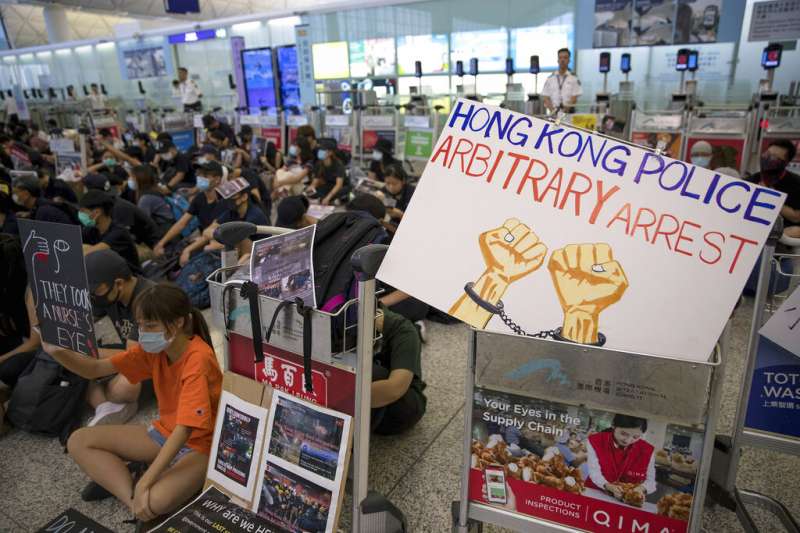 抗議「反送中」與「爆眼少女」的群眾連續第二天現身香港國際機場，癱瘓離境大廳。（美聯社）