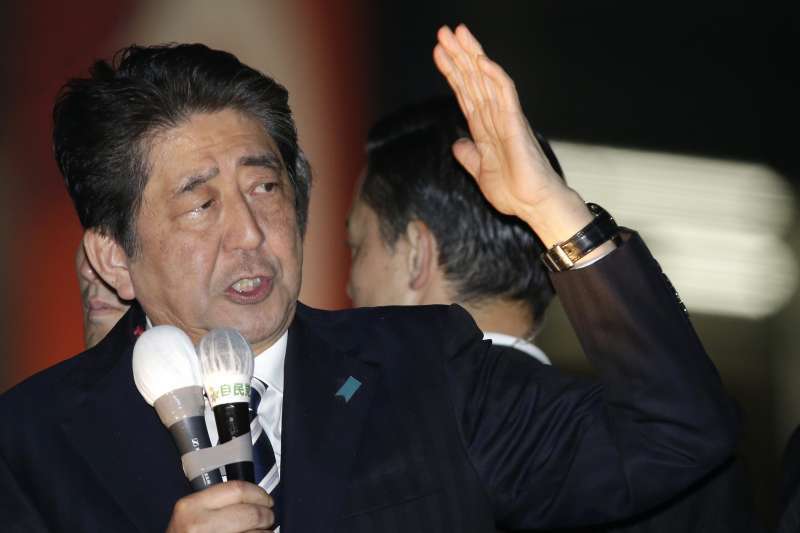 「森友學園弊案」一度重創安倍政權形象,但因有力證據不足,大阪地方檢察廳特搜部近日再度宣布不起訴。(AP) 「森友學園弊案」一度重創安倍政權形象,但因有力證據不足,大阪地方檢察廳特搜部近日再度宣布不起訴。(AP)