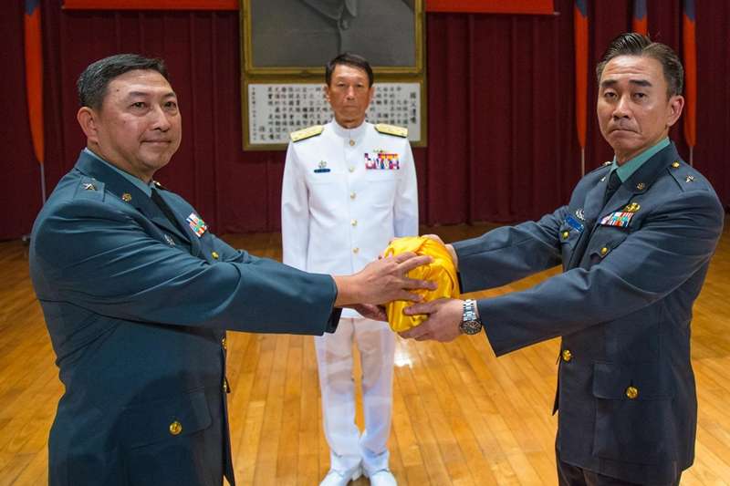 陸軍八軍團少將參謀長余劍鋒（右）將成為陸軍官校首位外國畢業的校長。圖為2018年10月，余劍鋒接任中正預校校長。（資料照，取自軍聞社）