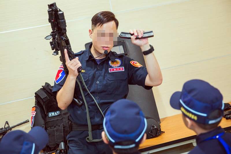 20190821-海巡署特勤隊人員在「小小海巡體驗營」中向小朋友介紹特勤隊使用的裝備,包括擬真長、短槍及防護頭盔、戰術背心。(資料照,蘇仲泓攝影) 20190821-海巡署特勤隊人員在「小小海巡體驗營」中向小朋友介紹特勤隊使用的裝備,包括擬真長、短槍及防護頭盔、戰術背心。(資料照,蘇仲泓攝影)