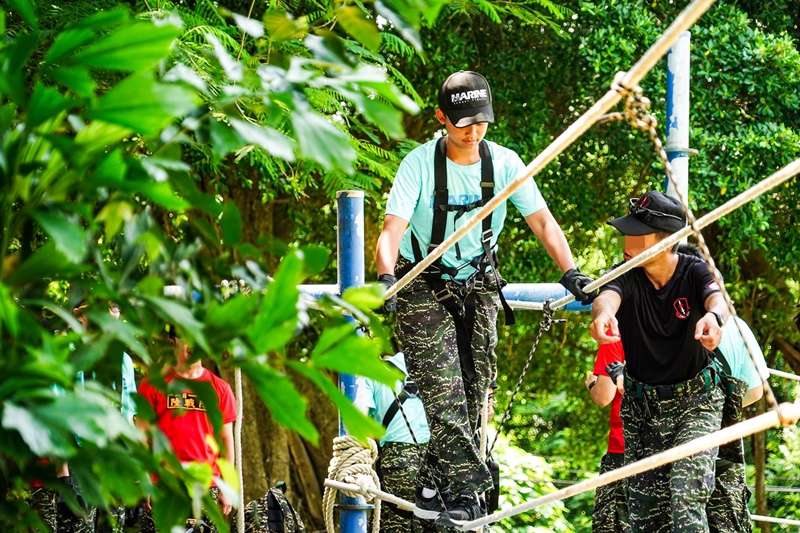 20190821-陸戰特勤隊俗稱「黑衣部隊」,隸屬於海軍陸戰隊兩棲偵搜大隊,人員(右)在「兩棲勇士挑戰營」中指導學員野外求生、攀降、簡易陷阱製作等。(資料照,取自海軍司令部臉書) 20190821-陸戰特勤隊俗稱「黑衣部隊」,隸屬於海軍陸戰隊兩棲偵搜大隊,人員(右)在「兩棲勇士挑戰營」中指導學員野外求生、攀降、簡易陷阱製作等。(資料照,取自海軍司令部臉書)