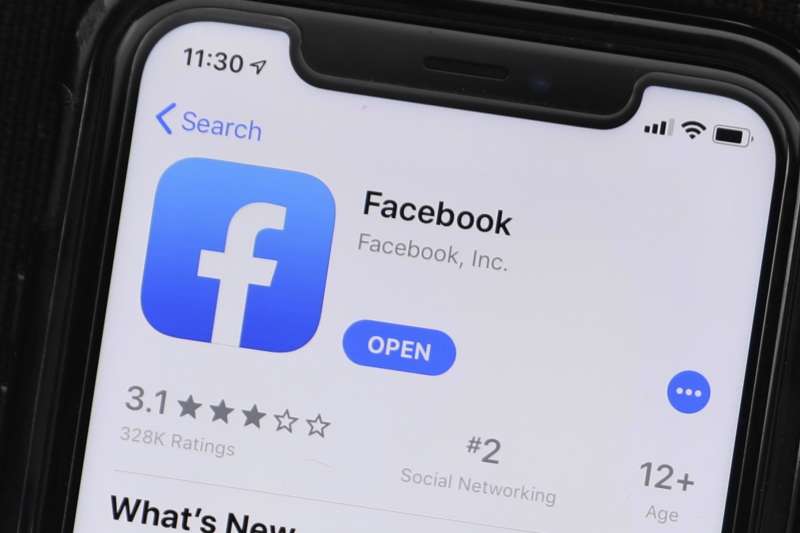 筆者呼籲Facebook除了持續偵測平台上不實的互動手法，也應尊重各社團管理員的自律審查機制，而不是以「違反社群守則」莫須有的干涉言論作為，採取不公平的對待反對意見，影響台灣選舉的公正性。（資料照，美聯社）