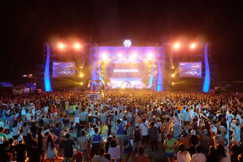 新北貢寮國際海洋音樂祭訂8/30(五)至9/1(日),在貢寮福隆海水浴場搖滾開唱,鄰近有便利鐵路及客運,民眾可多加利用。 (圖/新北市觀光局提供) 新北貢寮國際海洋音樂祭訂8/30(五)至9/1(日),在貢寮福隆海水浴場搖滾開唱,鄰近有便利鐵路及客運,民眾可多加利用。 (圖/新北市觀光局提供)