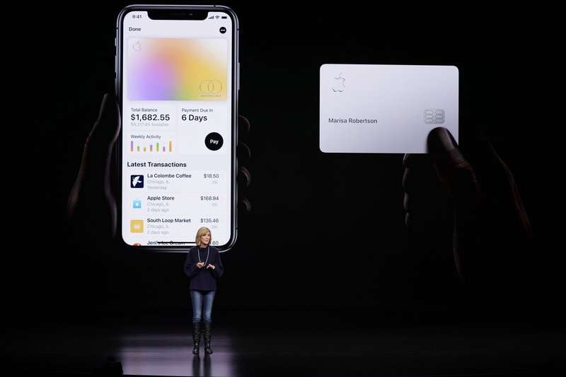 蘋果公司日前在美國上市Apple Card，並教導使用者如何保存卡片。（AP）