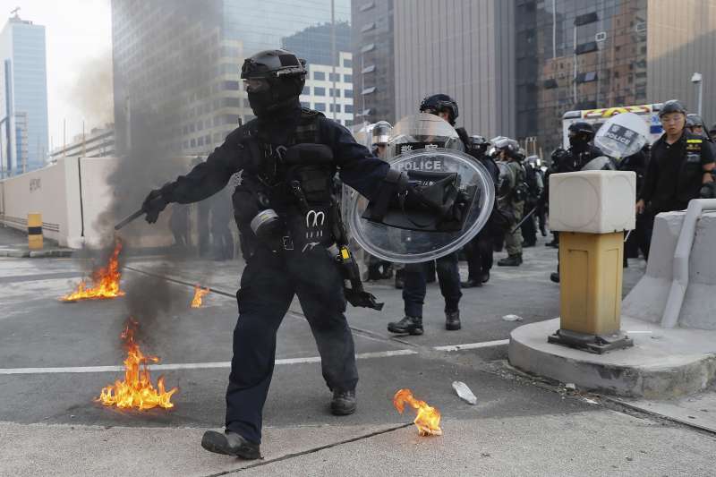 2019年8月24日,香港「反送中」觀塘遊行,示威者與港警爆發激烈衝突(AP) 2019年8月24日,香港「反送中」觀塘遊行,示威者與港警爆發激烈衝突(AP)