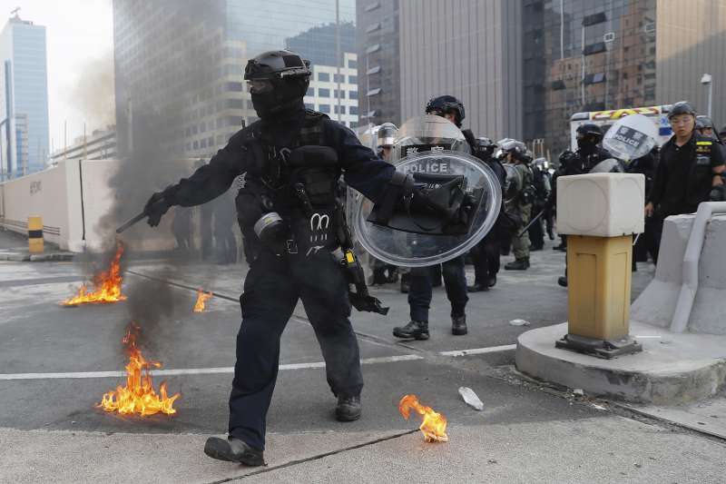 2019年8月24日，香港「反送中」觀塘遊行，示威者與港警爆發激烈衝突（AP）