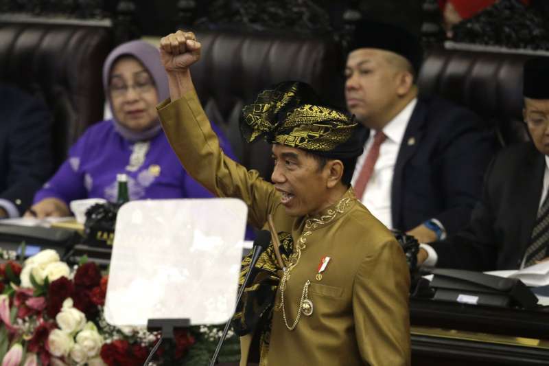 佐科威(Joko Widodo)在16日發表國情咨文,正式宣布印尼遷都計畫。(圖/AP) 佐科威(Joko Widodo)在16日發表國情咨文,正式宣布印尼遷都計畫。(圖/AP)