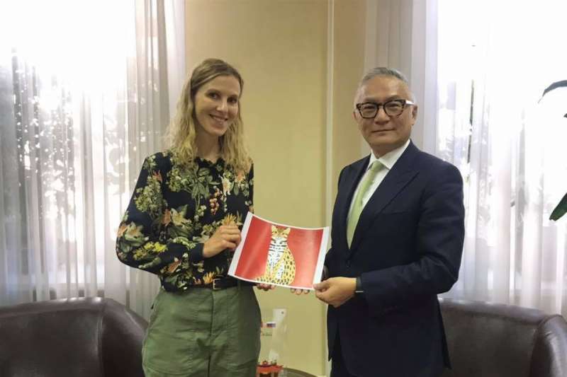 俄羅斯插畫家卡佳(Катя Молодцова)與台灣駐俄代表耿中庸合照(翻攝臉書) 俄羅斯插畫家卡佳(Катя Молодцова)與台灣駐俄代表耿中庸合照(翻攝臉書)