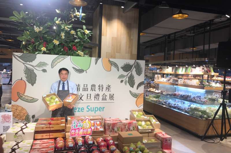 黃偉哲說明:台南種出的文旦,在種植面積和品質上,都是全台第一。中秋前,黃偉哲率團隊,進軍台北微風,拓展農產通路。(圖/鄭夢華) 黃偉哲說明:台南種出的文旦,在種植面積和品質上,都是全台第一。中秋前,黃偉哲率團隊,進軍台北微風,拓展農產通路。(圖/鄭夢華)