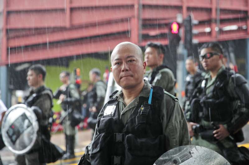 香港宗教人士號召2019年8月31日舉辦「為香港罪人祈禱」大遊行，香港警方在雨中嚴陣以待。（美聯社）