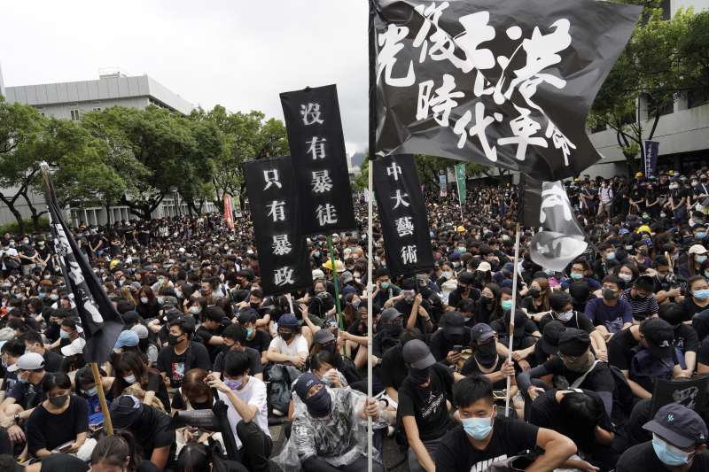 陳秋實:面對香港此次「反送中」運動,大陸人經常會想什麼事情都是錢的問題,都是經濟性的問題。 陳秋實:面對香港此次「反送中」運動,大陸人經常會想什麼事情都是錢的問題,都是經濟性的問題。