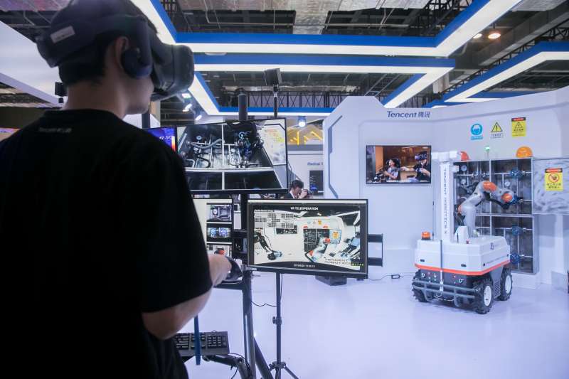 2019世界人工智慧大會騰訊公司展台展出的「工業巡檢機器人」(新華社) 2019世界人工智慧大會騰訊公司展台展出的「工業巡檢機器人」(新華社)