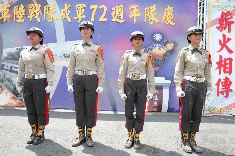 20190908-海軍陸戰隊日前舉行72周年隊慶活動,4名女性隊員與陸戰儀隊共同進行動態操演,首創國軍記錄。(取自軍聞社) 20190908-海軍陸戰隊日前舉行72周年隊慶活動,4名女性隊員與陸戰儀隊共同進行動態操演,首創國軍記錄。(取自軍聞社)