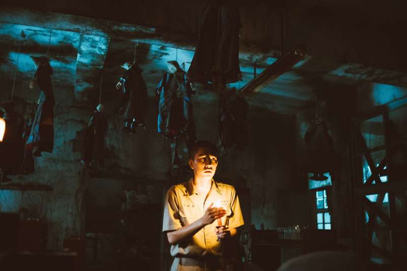 20190910-《返校》電影劇照,魏仲廷驚見上吊人偶。(影一製作提供) 20190910-《返校》電影劇照,魏仲廷驚見上吊人偶。(影一製作提供)