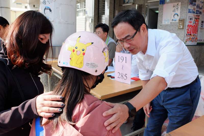 李昆澤立委每次過年前，都會發放助學金及物資給低收入戶國中小學生，每位一千元助學金買文具及生活物資，深獲好評。（圖／立委服務處提供）