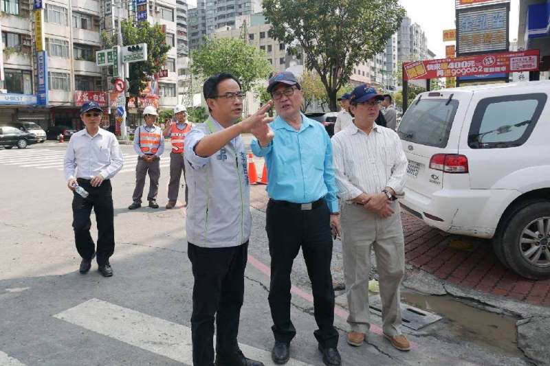 副市長李四川(中)於大順陸橋拆除典禮中,向立委李昆澤(左)反映市府經費不足,李昆澤馬上向中央在一天內爭取到,補助高市府四點三億拆橋預算,展現行政院團隊高效率。(圖/立委服務處提供) 副市長李四川(中)於大順陸橋拆除典禮中,向立委李昆澤(左)反映市府經費不足,李昆澤馬上向中央在一天內爭取到,補助高市府四點三億拆橋預算,展現行政院團隊高效率。(圖/立委服務處提供)