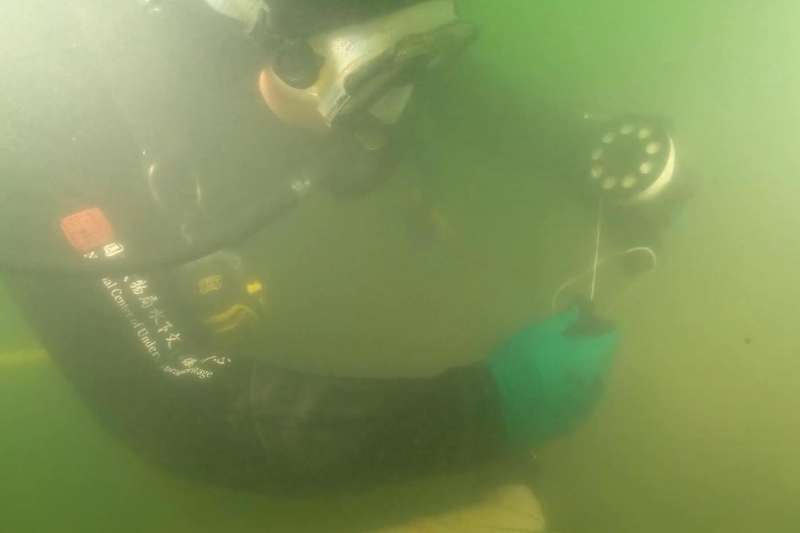 威海灣甲午沉艦遺址第一期調查專案考古隊員在水下搜尋(新華社) 威海灣甲午沉艦遺址第一期調查專案考古隊員在水下搜尋(新華社)