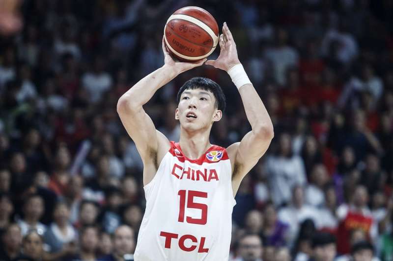 在CBA擁有2000萬人民幣身價的周琦,在NBA的薪資卻連一半都不到,這樣的價碼無法吸引中國一線好手前往海外打球。 (圖片取自FIBA官網) 在CBA擁有2000萬人民幣身價的周琦,在NBA的薪資卻連一半都不到,這樣的價碼無法吸引中國一線好手前往海外打球。 (圖片取自FIBA官網)