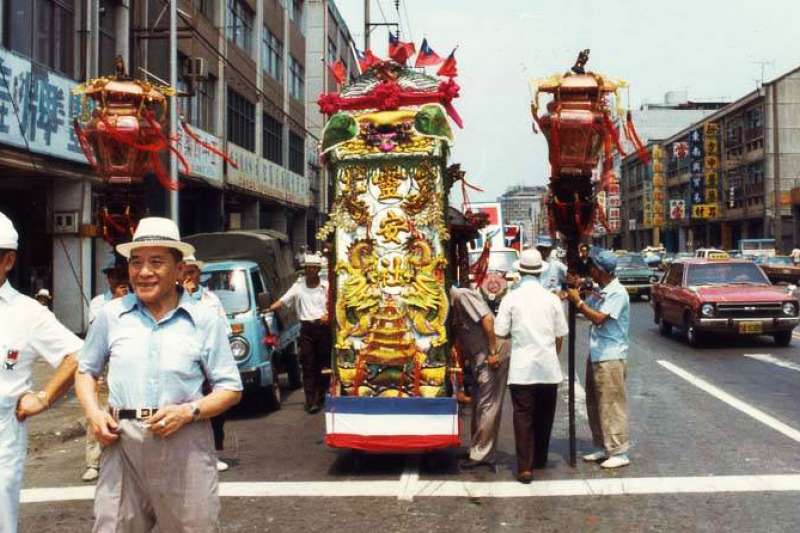 施合鄭社長帶領靈安社出陣遊行。（邱坤良提供）