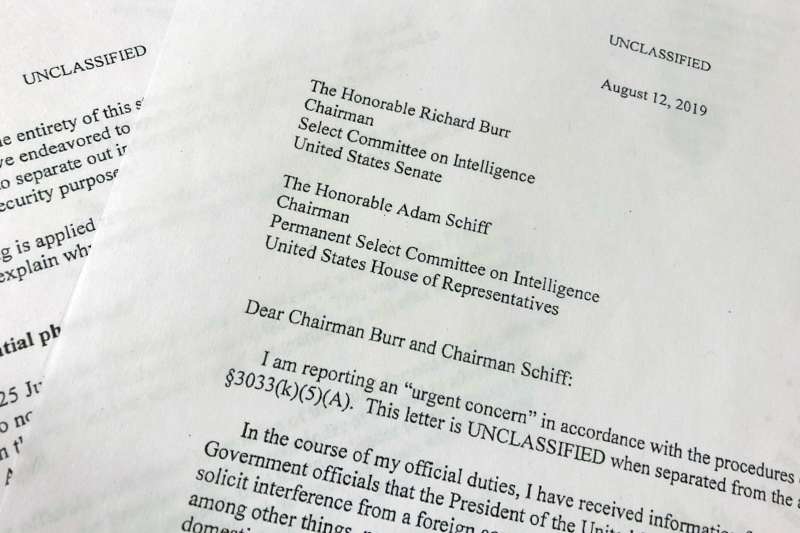 美國情報官員的一份「揭密者檢舉」(whistleblower complaint)讓川普總統深陷「烏克蘭門」醜聞風暴(AP) 美國情報官員的一份「揭密者檢舉」(whistleblower complaint)讓川普總統深陷「烏克蘭門」醜聞風暴(AP)