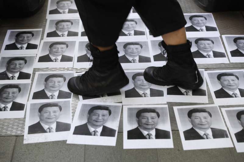 2019年9月,香港「反送中」運動,習近平照片遭市民踐踏(AP) 2019年9月,香港「反送中」運動,習近平照片遭市民踐踏(AP)