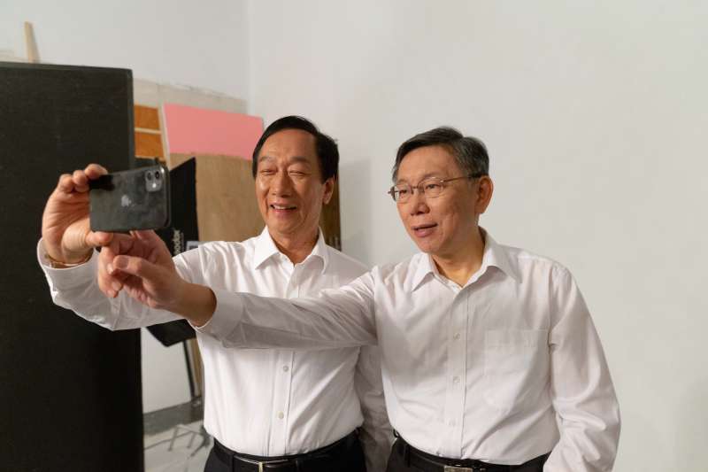20191002-台北市長、台灣民眾黨主席柯文哲與鴻海創辦人郭台銘2日晚間合體,為子弟兵拍攝競選合照。(台灣民眾黨提供) 20191002-台北市長、台灣民眾黨主席柯文哲與鴻海創辦人郭台銘2日晚間合體,為子弟兵拍攝競選合照。(台灣民眾黨提供)