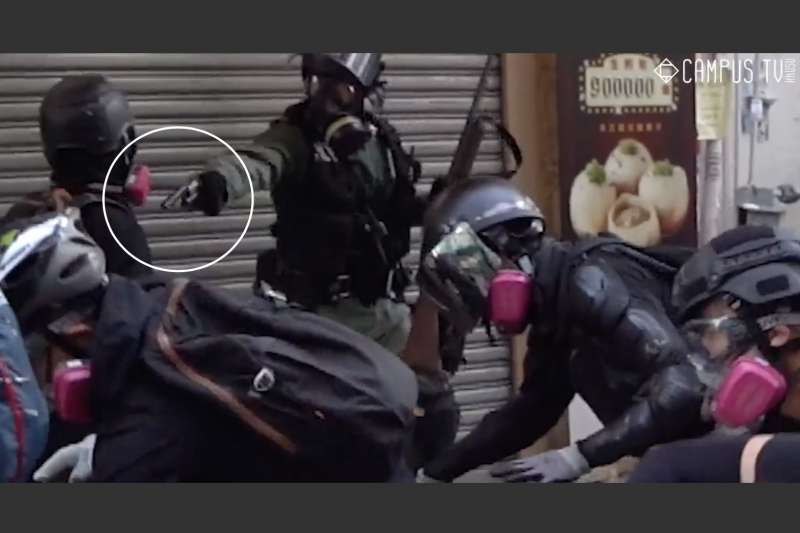 香港一名反送中抗爭者1日遭警察近距離以實彈擊中胸口。 (香港大學學生會校園電視) 香港一名反送中抗爭者1日遭警察近距離以實彈擊中胸口。 (香港大學學生會校園電視)