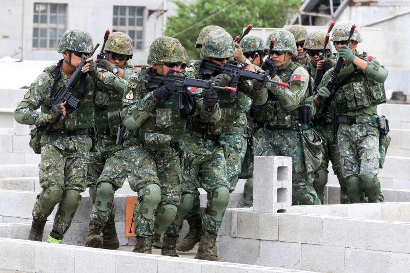 20191003-陸軍特戰部隊導入美軍綠扁帽「特戰分遣隊」(ODA)概念執行任務,類似概念包括過去曾曝光的六人特戰小組,而在可派遣複數編組情況下,官兵亦演練多人遂行限制空間戰鬥的能力。(蘇仲泓攝) 20191003-陸軍特戰部隊導入美軍綠扁帽「特戰分遣隊」(ODA)概念執行任務,類似概念包括過去曾曝光的六人特戰小組,而在可派遣複數編組情況下,官兵亦演練多人遂行限制空間戰鬥的能力。(蘇仲泓攝)