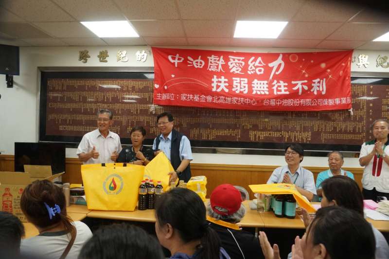 中油公司煉製事業部執行長徐漢（左三）率公關人員到場，發送「得意的一天沙拉油」、「丸莊醬油」、「五木意麵」等民生物資。（圖／徐炳文攝）