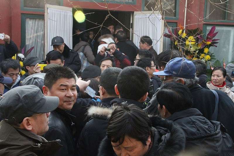 民眾在富強胡同6號趙紫陽故居悼念趙紫陽逝世十周年(維基百科) 民眾在富強胡同6號趙紫陽故居悼念趙紫陽逝世十周年(維基百科)