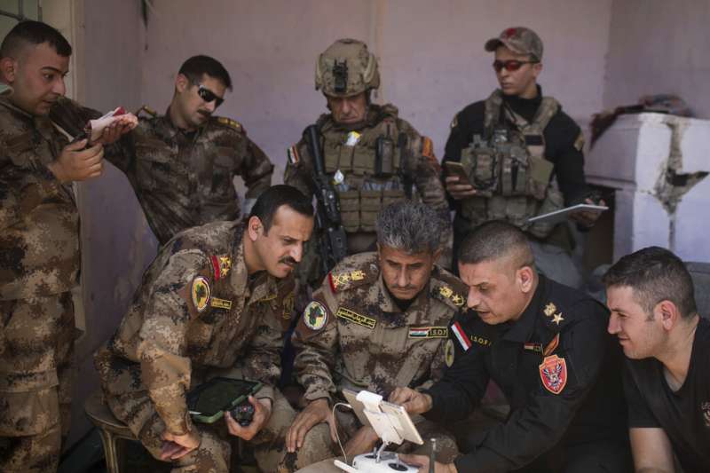 討伐「伊斯蘭國」有功的伊拉克反恐局(Counter-Terrorism Service)指揮官沙迪(Abdul-Wahab al-Saadi,前排中)。(美聯社) 討伐「伊斯蘭國」有功的伊拉克反恐局(Counter-Terrorism Service)指揮官沙迪(Abdul-Wahab al-Saadi,前排中)。(美聯社)
