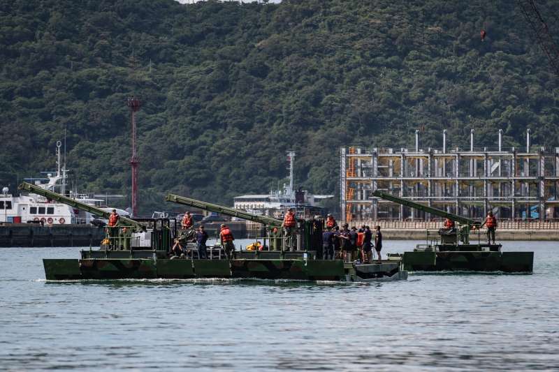 20191008-M3浮門橋車具備泛水浮游能力,更可多輛併聯,提供數十噸重得運載能量,在這次南方澳斷橋事件中,發揮「大平台」作用,協助海軍水下作業大隊人員載運所需機具執行任務。(取自軍聞社) 20191008-M3浮門橋車具備泛水浮游能力,更可多輛併聯,提供數十噸重得運載能量,在這次南方澳斷橋事件中,發揮「大平台」作用,協助海軍水下作業大隊人員載運所需機具執行任務。(取自軍聞社)