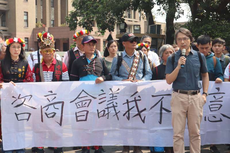 20190321-針對知本濕地光電案，台東縣知本卡大地布部落原住民族北上赴行政院抗議。環境權保障基金會董事長林三加律師發言。（取自環境權保障基金會網站）